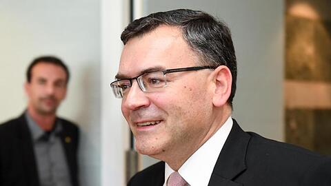 Florian Herrmann (CSU), Bayerns Medienminister, betritt einen Raum. Foto: Tobias Hase/dpa/Archivbild