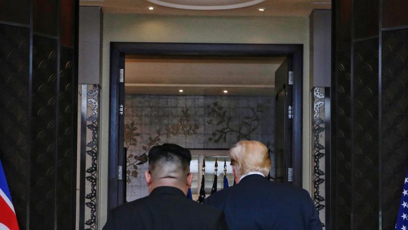 Der Machthaber von Nordkorea Kim Jong Un legt U.S. Präsident Donald Trump die Hand auf die Schulter nach der Unterzeichnung einer Vereinbarung. Der Machthaber von Nordkorea Kim Jong Un legt U.S. Präsident Donald Trump die Hand auf die Schulter nach der Unterzeichnung einer Vereinbarung.