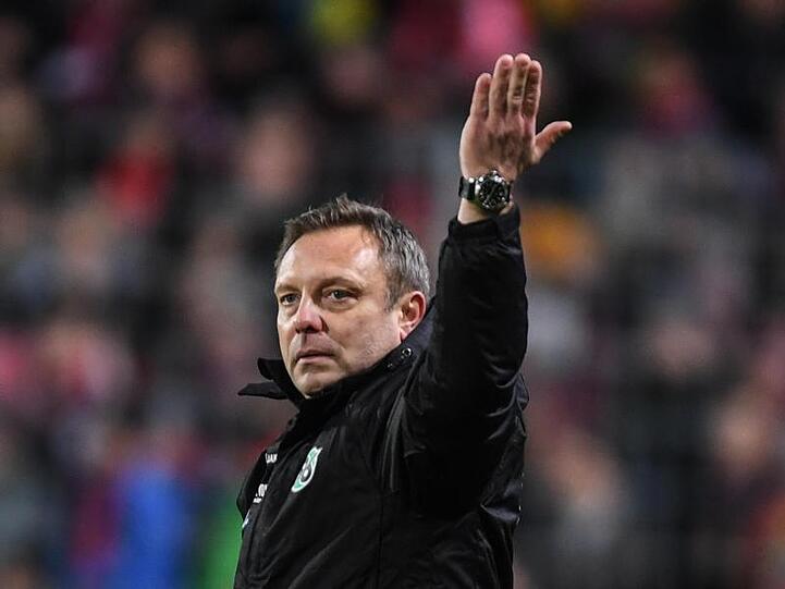 Hannovers Trainer André Breitenreiter droht seinen Spielern mit einer Urlaubssperre.