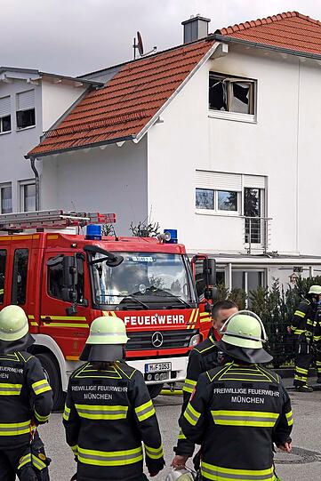 Die Feuerwehr schätzt den Sachschaden auf mindestens 100.000 Euro.