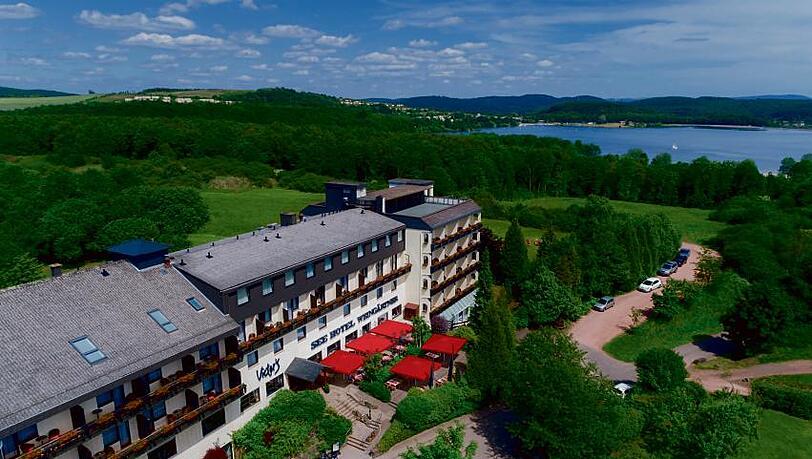 Nur ein paar Schritte vom Bostalsee entfernt: das Victor&rsquo;s Seehotel Weing&auml;rtner im Saarland.