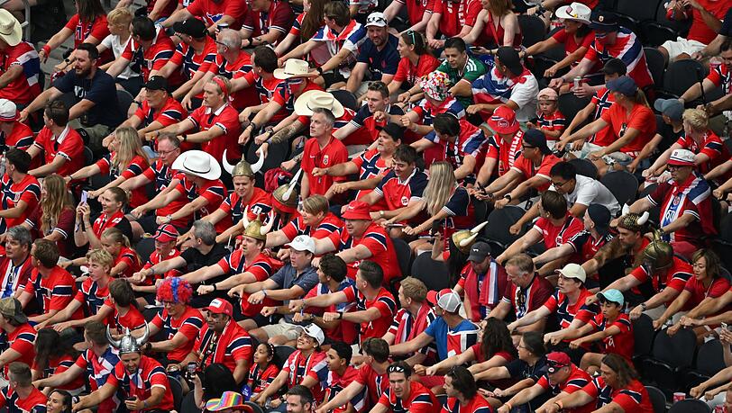 Auf den Trib&uuml;nen ruderten norwegische Fans wieder.