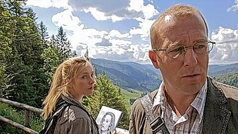 Heino Ferch und Nadja Uhl als Inka stehen in &bdquo;Die Toten vom Schwarzwald&ldquo; vor großen Rätseln. Gedreht wurde diese Szene auf dem Hochplateau des Feldberges.
