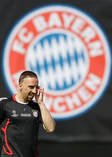 Entspannt wirkende Bayern-Spieler beim Abschlusstraining: Auch die von einigen Fans entzündeten Bengalos können die Konzentration von Lahm, Schweinsteiger & Co nicht stören. Die Bilder vom Training.