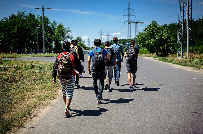 Immer wieder setzen skrupellose Schleuser Flüchtlinge einfach an der Straße aus (Symbolbild). Jetzt hat sich in Bayern ein schwerer Unfall ereignet, als eine Frau mit ihrem Pkw eine Gruppe von Flüchtlingen erfasste.