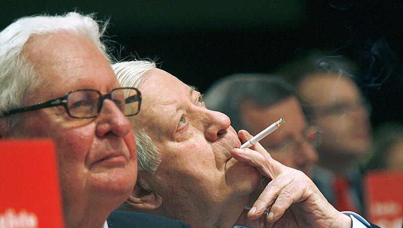 Vogel (l.) und Schmidt im Jahr 2008 bei einem SPD-Sonderparteitag in Berlin. Vogel (l.) und Schmidt im Jahr 2008 bei einem SPD-Sonderparteitag in Berlin.