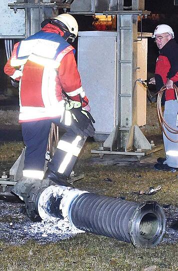 Die Feuerwehr musste erst warten, bis die Hochspannung abgeschaltet wurde.