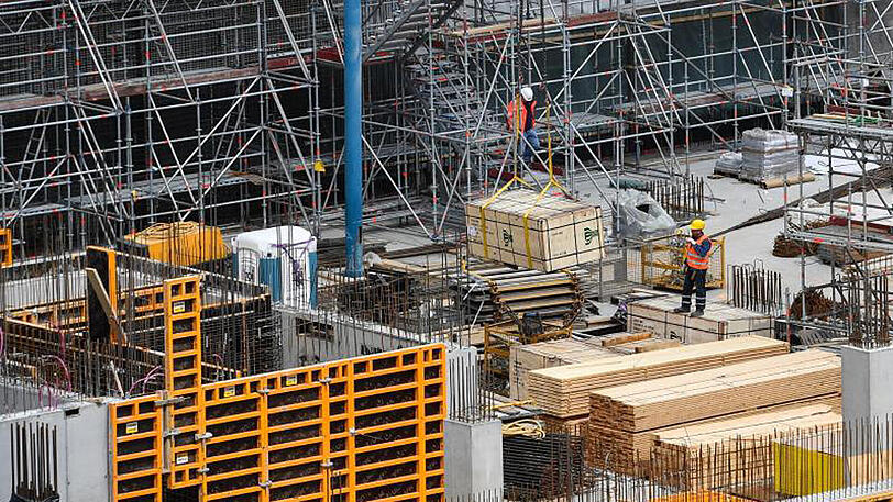 Blick auf eine Baustelle in Berlin. Der Bau-Boom hält an.