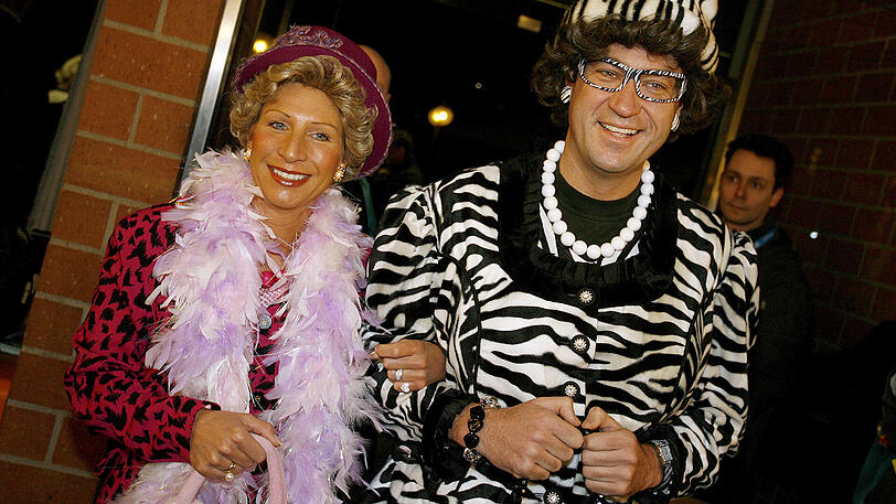 Gleich bei ihrem ersten Auftritt 1998 sorgten Markus Söder und seine Frau Karin für Aufsehen: Sie kamen als das Nürnberger Kabarett-Duo "Waltraud und Mariechen" - zwei Urgesteine der "Fastnacht in Franken".