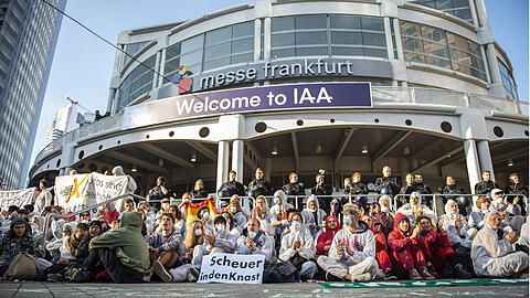 Demonstranten von "Sand im Getriebe" bei der IAA 2019 in Frankfurt.
