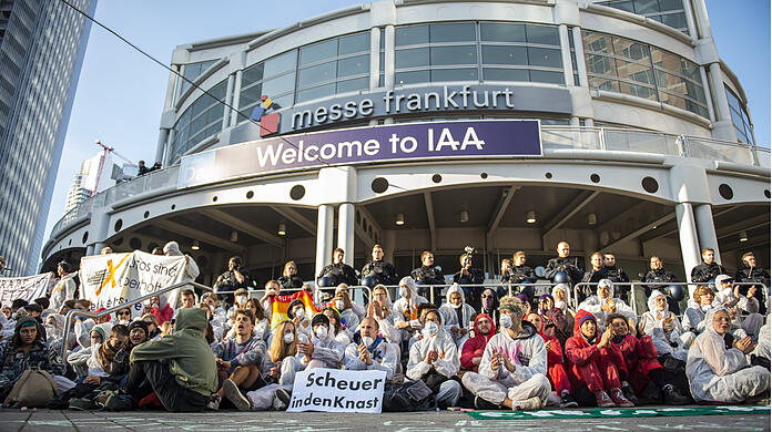 Demonstranten von "Sand im Getriebe" bei der IAA 2019 in Frankfurt.