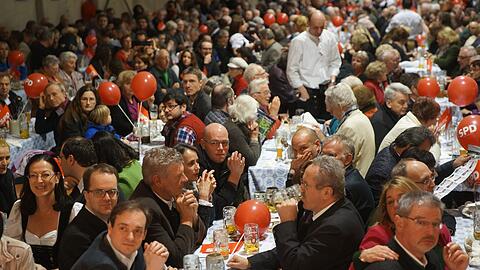 Das Truderinger Festzelt war beim traditionellen Steckerlfischessen gut gefüllt.
