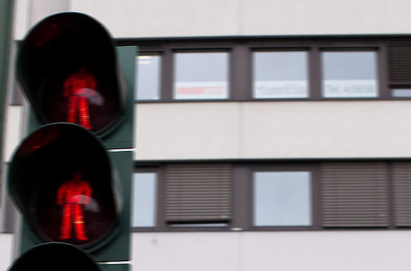Um eine Ampel zu überqueren, nutzt Markus Bernrieder sein Handy. (Symbolbild)