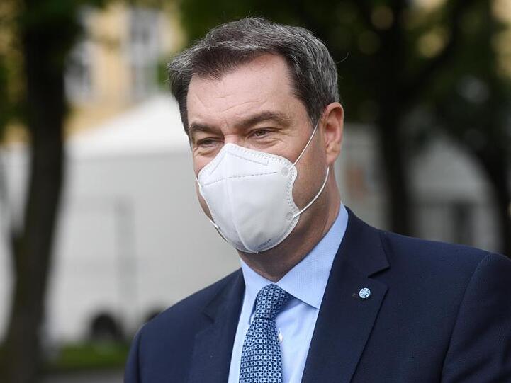 Markus Söder (CSU) trägt eine Schutzmaske. Foto: Tobias Hase/dpa/