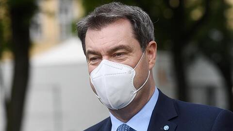 Markus Söder (CSU) trägt eine Schutzmaske. Foto: Tobias Hase/dpa/