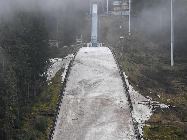 Löcher im Schnee im Landebereich der Hochfirstschanze. Foto: Patrick Seeger/Archiv