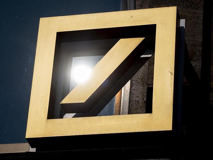 Das Logo der Deutschen Bank an einer Filiale des Geldinstituts in Frankfurt am Main.