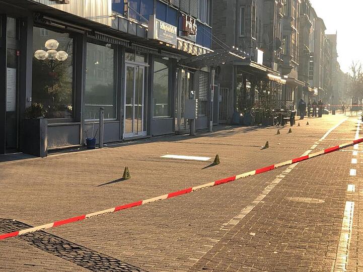 Polizisten stehen am Tatort in der Nürnberger Innenstadt.