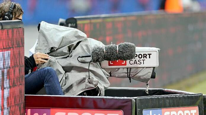 Wegen der Corona-Pandemie gestaltet sich die Live-Übertragung aus deutschen Stadien zum Problem.