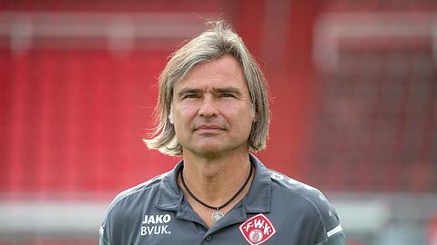 Co-Trainer Matthias Lust steht im Stadion.