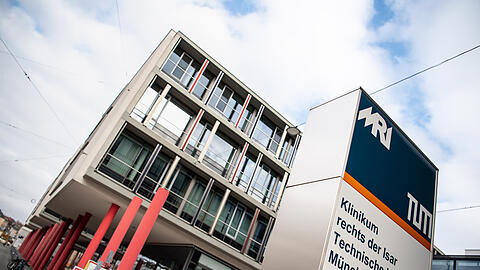 Ein aufmerksamer Oberarzt am Klinikum rechts der Isar war stutzig geworden – so flog der Angeklagte auf. (Archivbild)