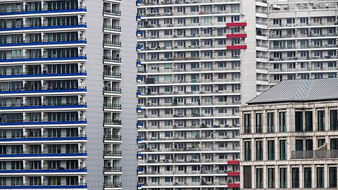 Mehrgeschossige Wohnhäuser in Berlin. In der Bundeshauptstadt sanken die Wohnimmobilienpreise am geringsten unter allen Großstädten. Gleichzeitig legten die Mieten besonders kräftig zu.