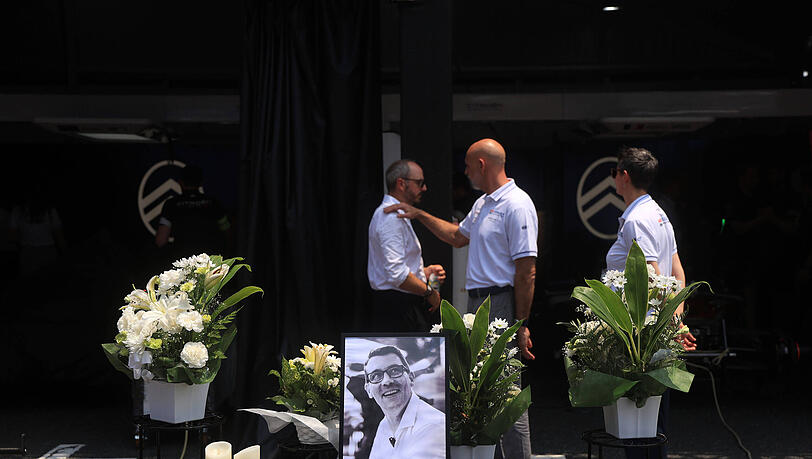 Bild, Kerzen und Blumen in Gedenken auf einem Tisch vor der Citreon Box für den kürzlich verstorbenen Cyril Blais. Bild, Kerzen und Blumen in Gedenken auf einem Tisch vor der Citreon Box für den kürzlich verstorbenen Cyril Blais.