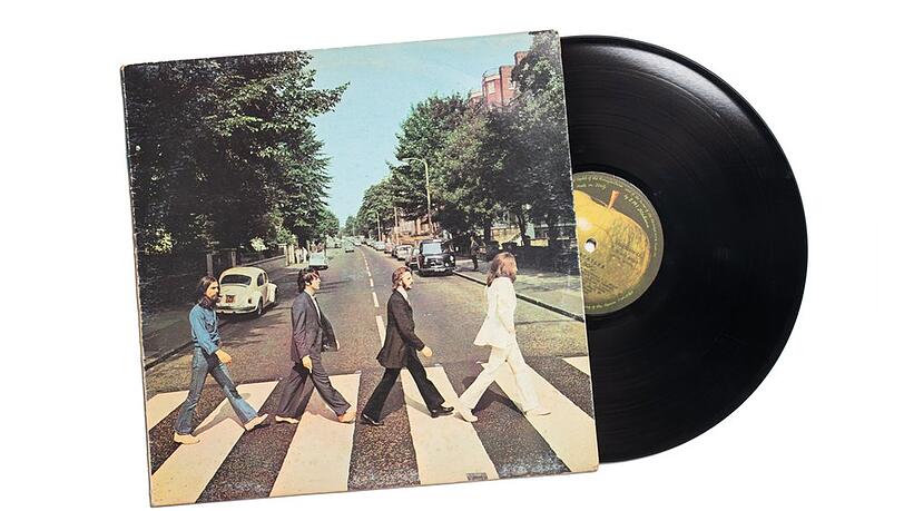 "Abbey Road" war 1969 das elfte Studioalbum der Beatles. Auch das Cover wurde zum Hit und seitdem immer wieder von bekannten Persönlichkeiten nachgestellt. "Abbey Road" war 1969 das elfte Studioalbum der Beatles. Auch das Cover wurde zum Hit und seitdem immer wieder von bekannten Persönlichkeiten nachgestellt.