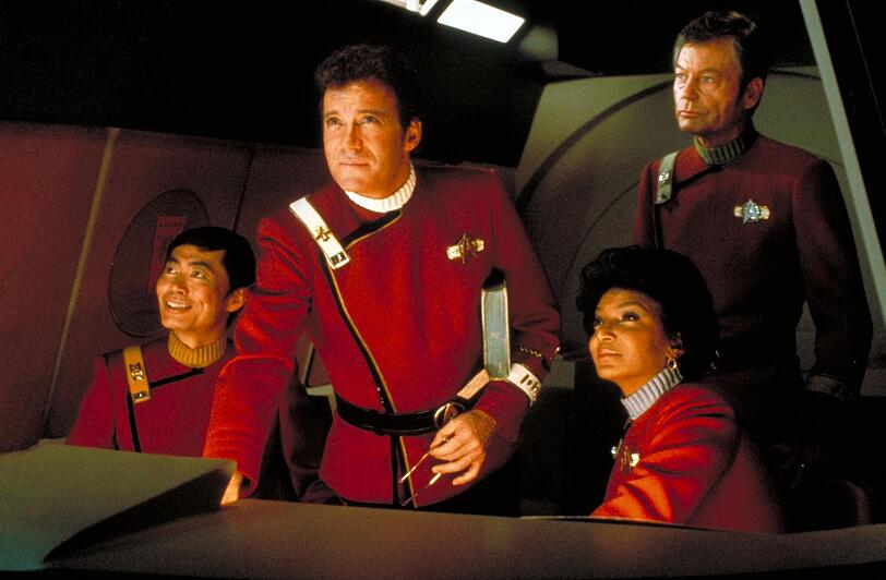 Admiral Kirk (William Shatner, zweiter von links) wird von seinem Erzrivalen Khan bedroht. Admiral Kirk (William Shatner, zweiter von links) wird von seinem Erzrivalen Khan bedroht.