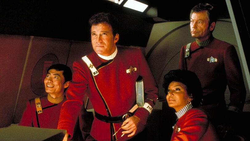 Admiral Kirk (William Shatner, zweiter von links) wird von seinem Erzrivalen Khan bedroht.