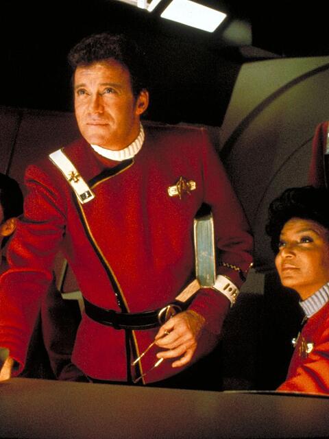 Admiral Kirk (William Shatner, zweiter von links) wird von seinem Erzrivalen Khan bedroht.