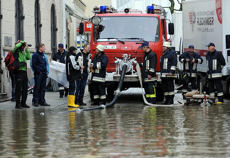 Die Passauer Innenstadt ist komplett überflutet. Von Entspannung kann weiterhin keine Rede sein.