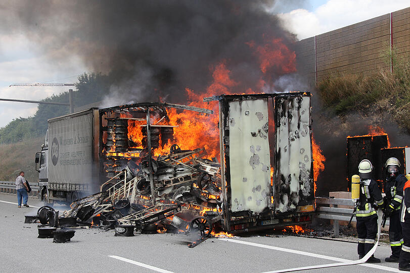 Spektakulärer Lkw-Brand auf der A94 &ndash; die Bilder vom Feuerwehreinsatz.