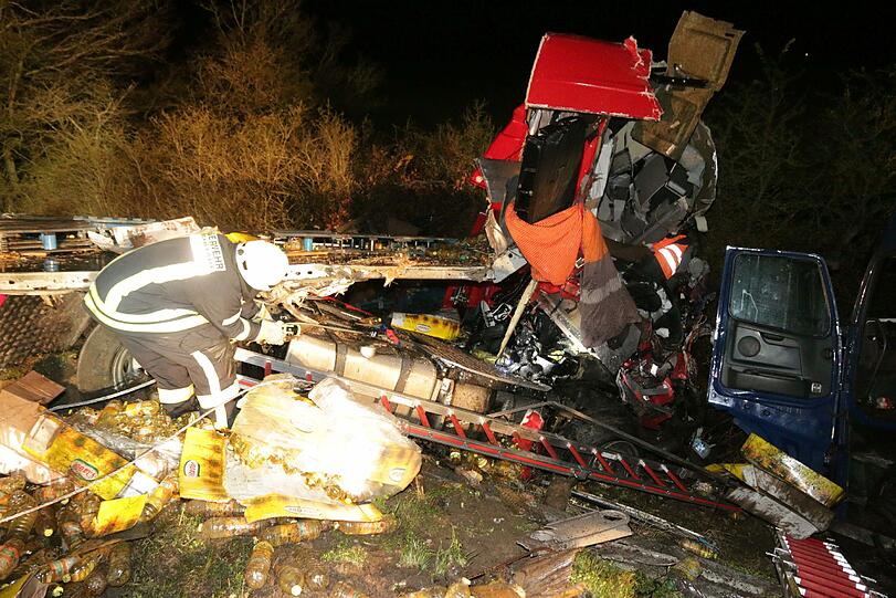 Die A3 glich einem Schlachtfeld: Bei dem Unfall krachten drei Lkws ineinander. Einer verlor dabei 23 Tonnen Salatöl.