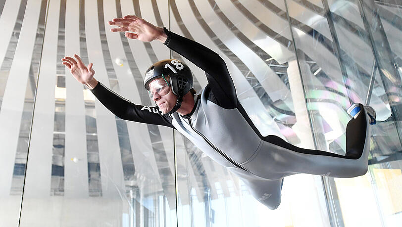 Nur Fliegen ist schöner: Der deutsche Skispringer Andreas Wellinger beim Bodyflying-Training in Taufkirchen bei München. Nur Fliegen ist schöner: Der deutsche Skispringer Andreas Wellinger beim Bodyflying-Training in Taufkirchen bei München.