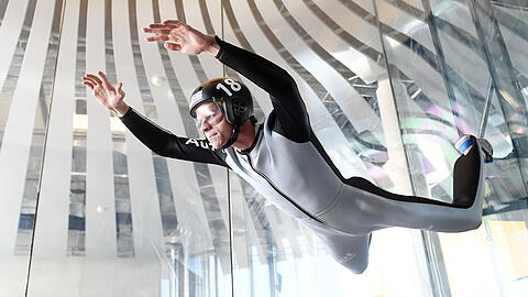 Nur Fliegen ist schöner: Der deutsche Skispringer Andreas Wellinger beim Bodyflying-Training in Taufkirchen bei München.