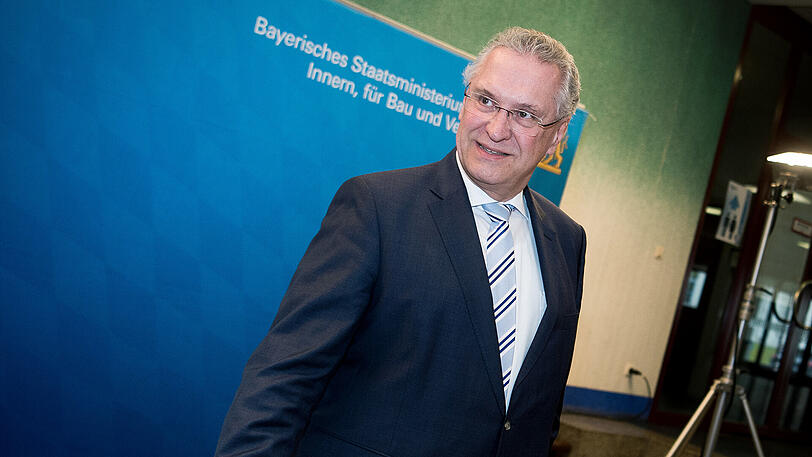 Stellt die neue Dienstwaffe der bayerischen Polizei vor: Innenminister Joachim Herrmann (CSU).