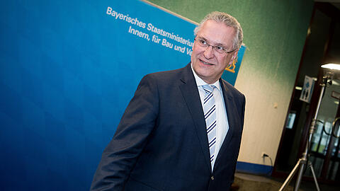 Stellt die neue Dienstwaffe der bayerischen Polizei vor: Innenminister Joachim Herrmann (CSU).