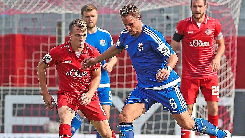 Im Hinspiel gab's ein 2:0 für Unterhaching: Ulrich Taffertshofer (r.) gegen Bruder Emanuel, der für Würzburg kickt.
