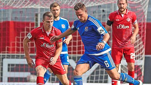 Im Hinspiel gab's ein 2:0 für Unterhaching: Ulrich Taffertshofer (r.) gegen Bruder Emanuel, der für Würzburg kickt.