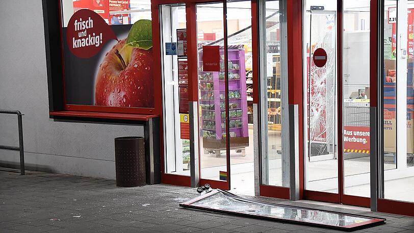 Großeinsatz am Pfingstsonntag: Mehrere Feuerwehren haben in Mühldorf einen Penny-Supermarkt gelöscht.