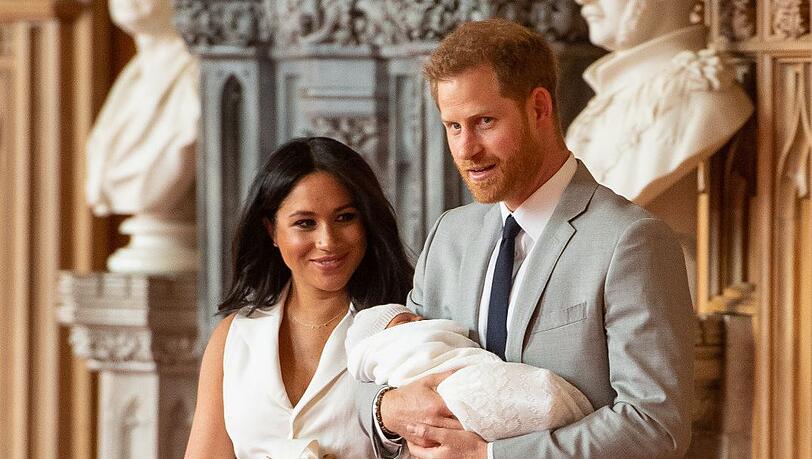 Herzogin Meghan und Prinz Harry haben sich am Mittwoch erstmals mit ihrem Baby gezeigt. Es heißt Archie. Herzogin Meghan und Prinz Harry haben sich am Mittwoch erstmals mit ihrem Baby gezeigt. Es heißt Archie.