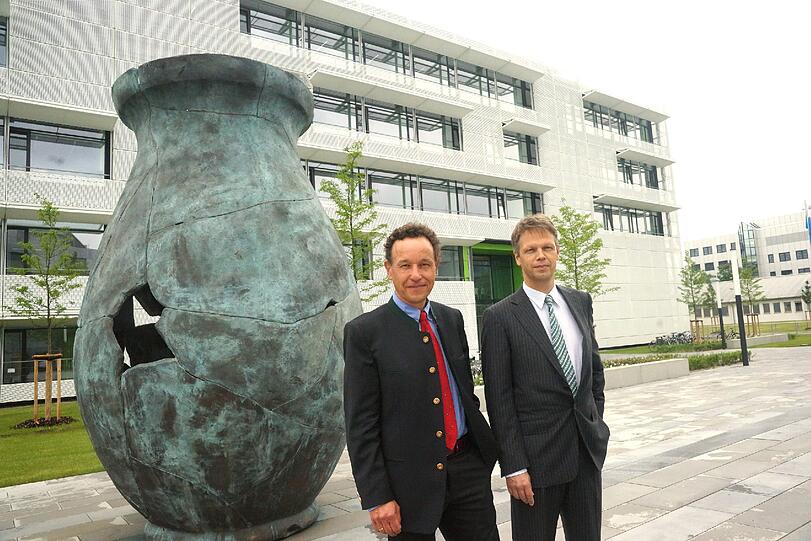 Christian Haass (links) und Martin Dichgans vor dem neuen Centrum für Schlaganfall- und Demenzforschung (CSD) in München.