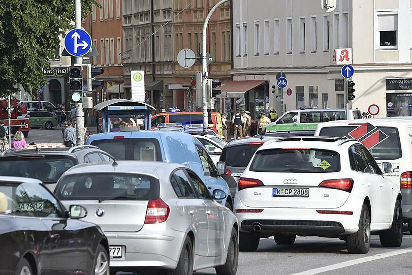 In der Kapuzinerstraße sind Teile eines Hausdachs einfach auf die Straße gefallen.