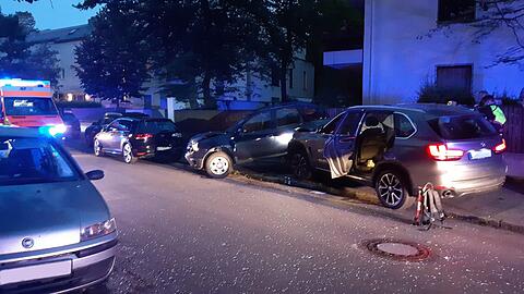Ein 17-Jähriger verliert beim Abbiegen die Kontrolle über seinen Wagen und rammt ein parkendes Fahrzeug.