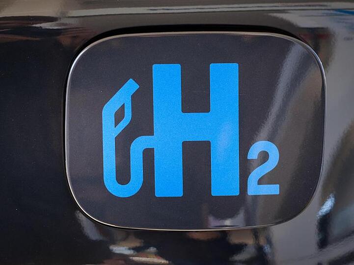 "H2" steht bei der Eröffnung einer Wasserstofftankstelle im Stadtgebiet Hannover auf einer Tankklappe.