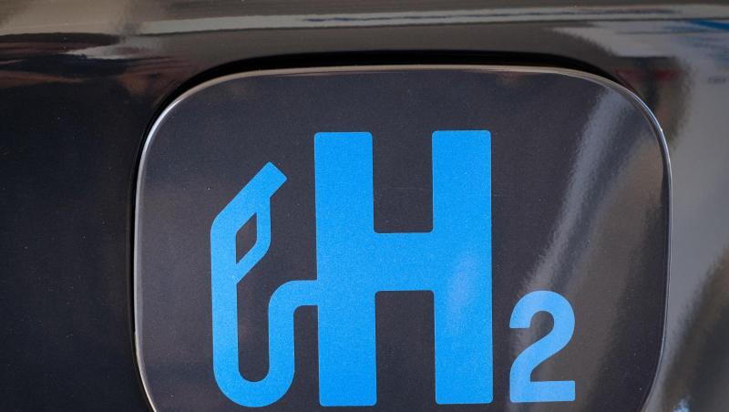 "H2" steht bei der Eröffnung einer Wasserstofftankstelle im Stadtgebiet Hannover auf einer Tankklappe.