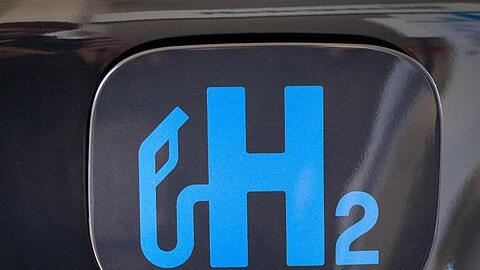 "H2" steht bei der Eröffnung einer Wasserstofftankstelle im Stadtgebiet Hannover auf einer Tankklappe.