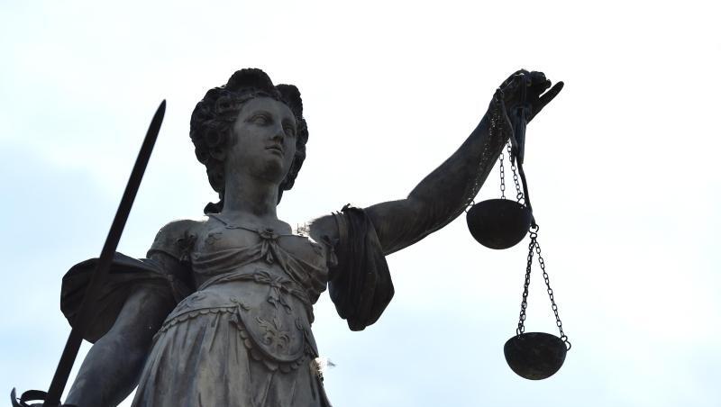Eine Statue der Justitia steht unter freiem Himmel. Foto: picture alliance / dpa / Archivbild Eine Statue der Justitia steht unter freiem Himmel. Foto: picture alliance / dpa / Archivbild