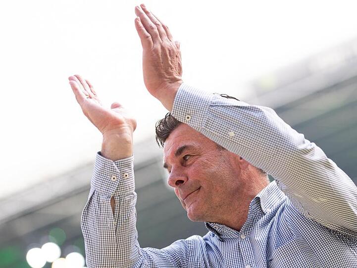 Gladbachs Trainer Dieter Hecking verabschiedet sich von den Fans.
